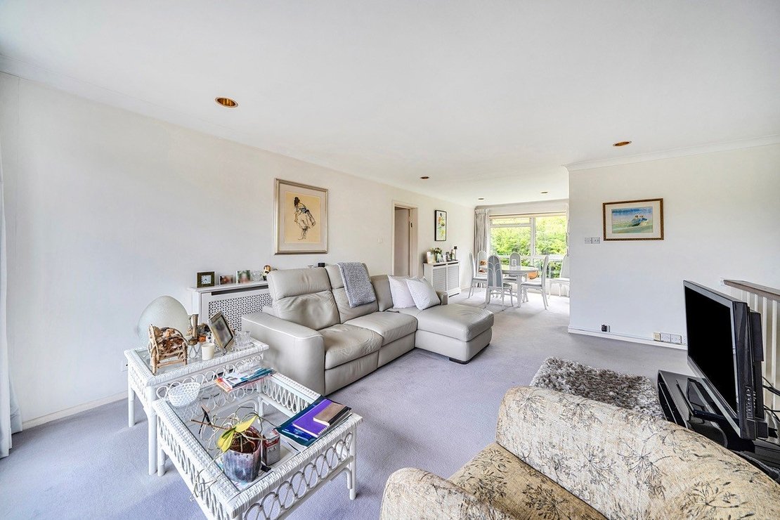 2 bedroom Flat for sale in Heath View-view5