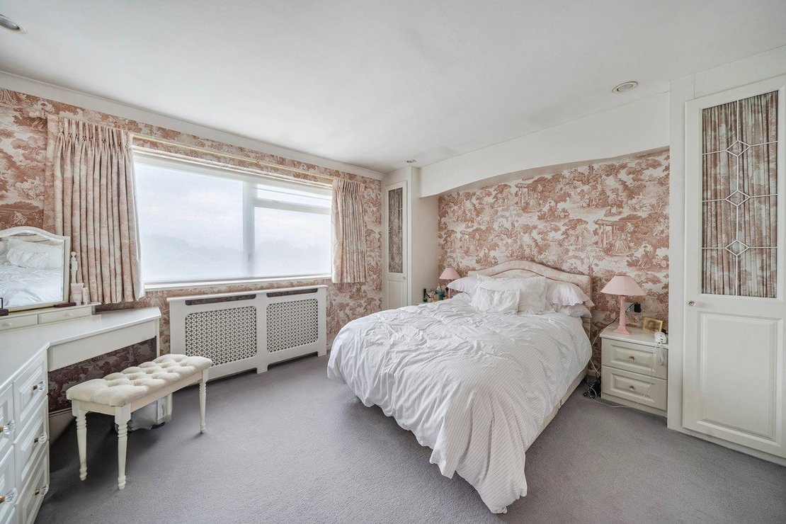 2 bedroom Flat for sale in Heath View-view8