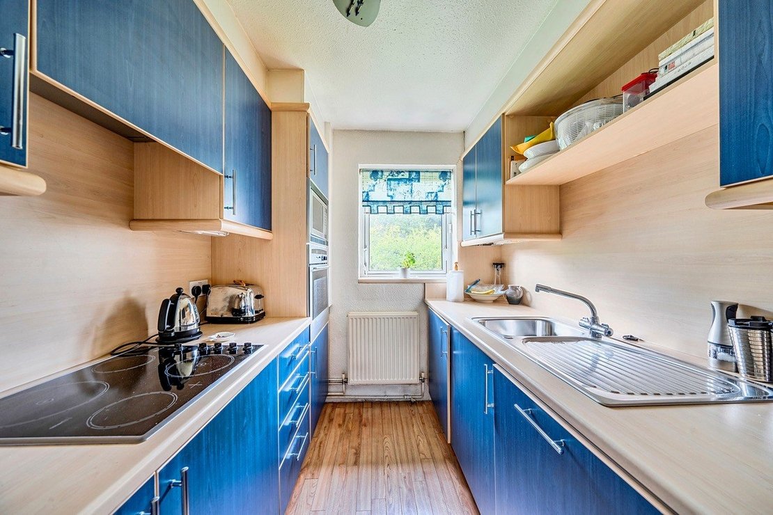 2 bedroom Flat for sale in Heath View-view4