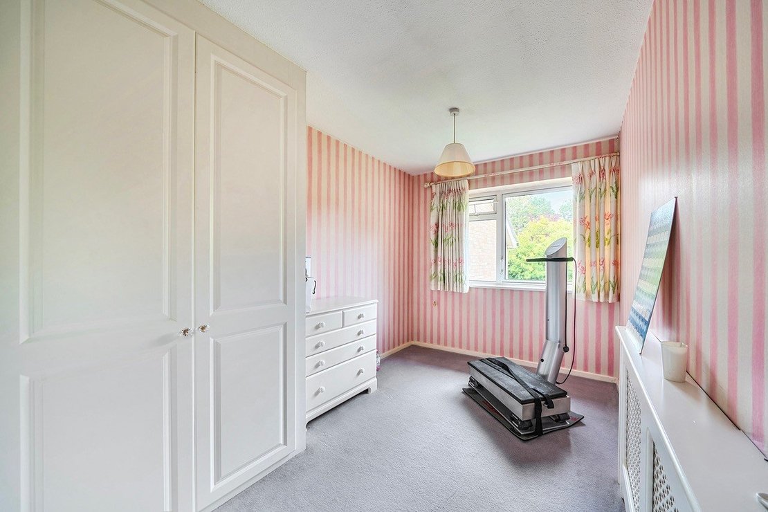 2 bedroom Flat for sale in Heath View-view10