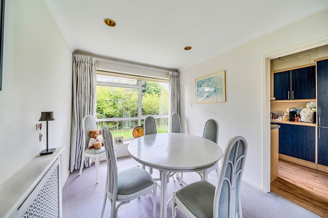 2 bedroom Flat for sale in Heath View-view6