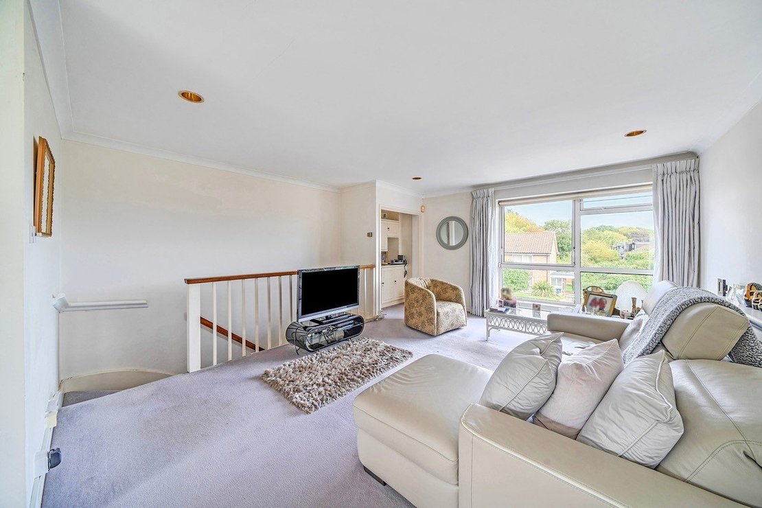 2 bedroom Flat for sale in Heath View-view2