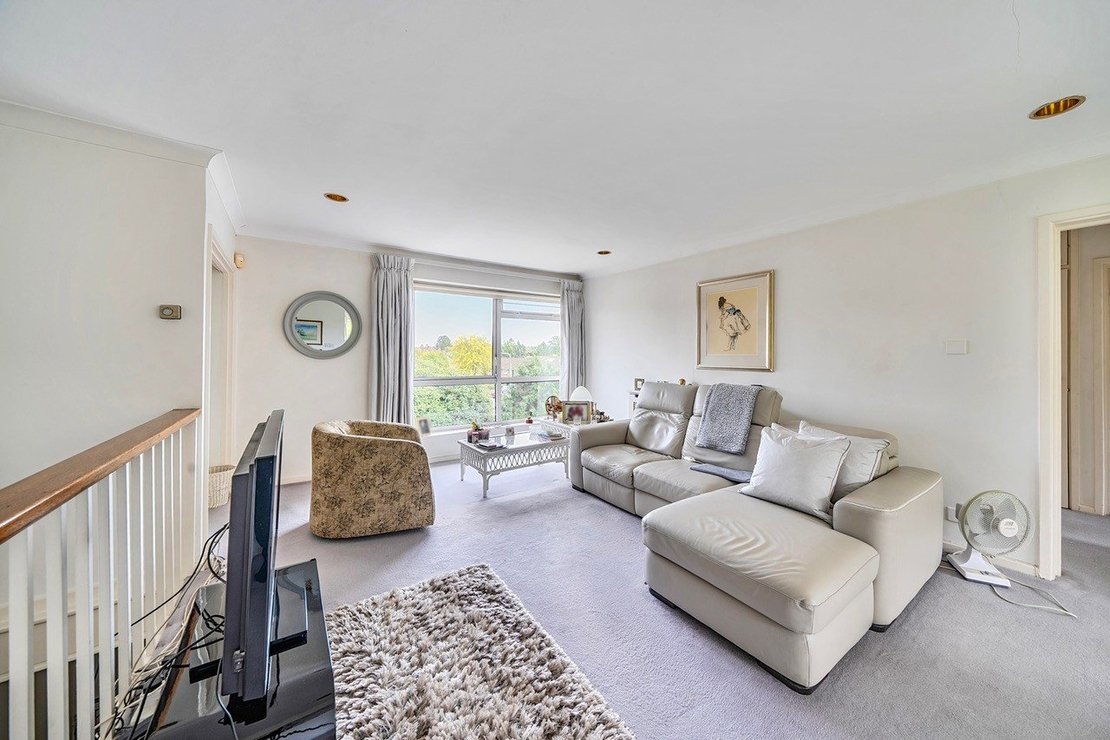 2 bedroom Flat for sale in Heath View-view3