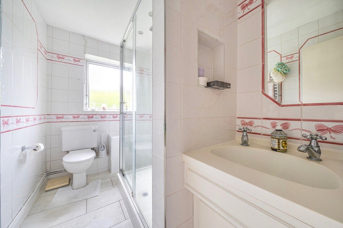 2 bedroom Flat for sale in Heath View-view12