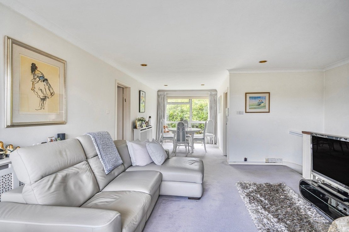 2 bedroom Flat for sale in Heath View-view7