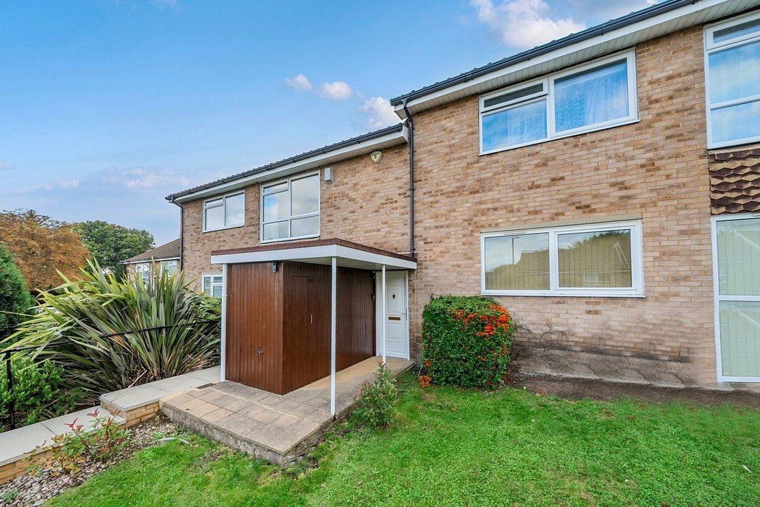 2 bedroom Flat for sale in Heath View-view1