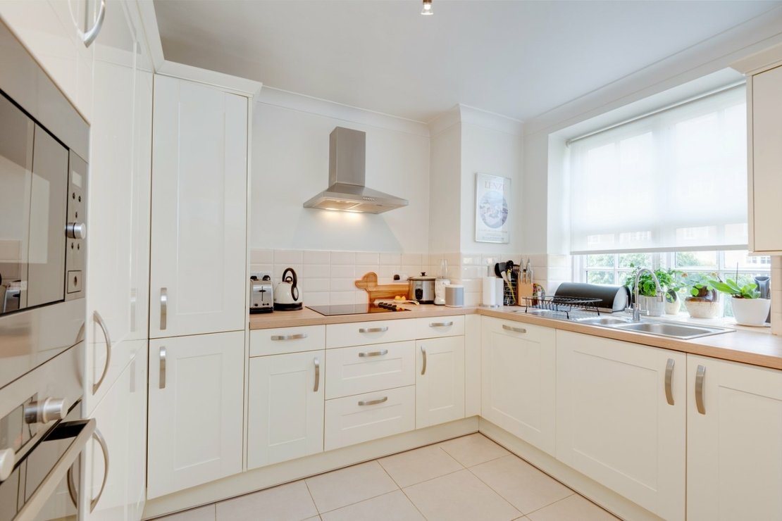 3 bedroom Flat for sale in Heathcroft-view4