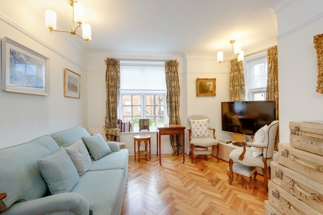 3 bedroom Flat for sale in Heathcroft-view9