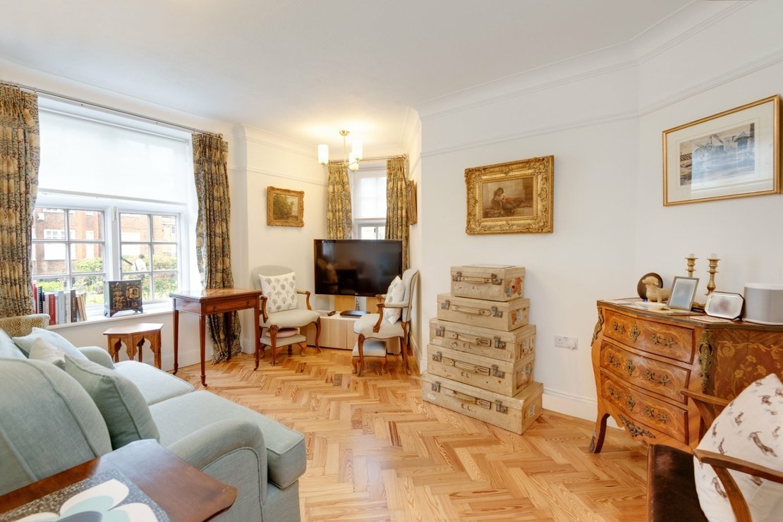 3 bedroom Flat for sale in Heathcroft-view1