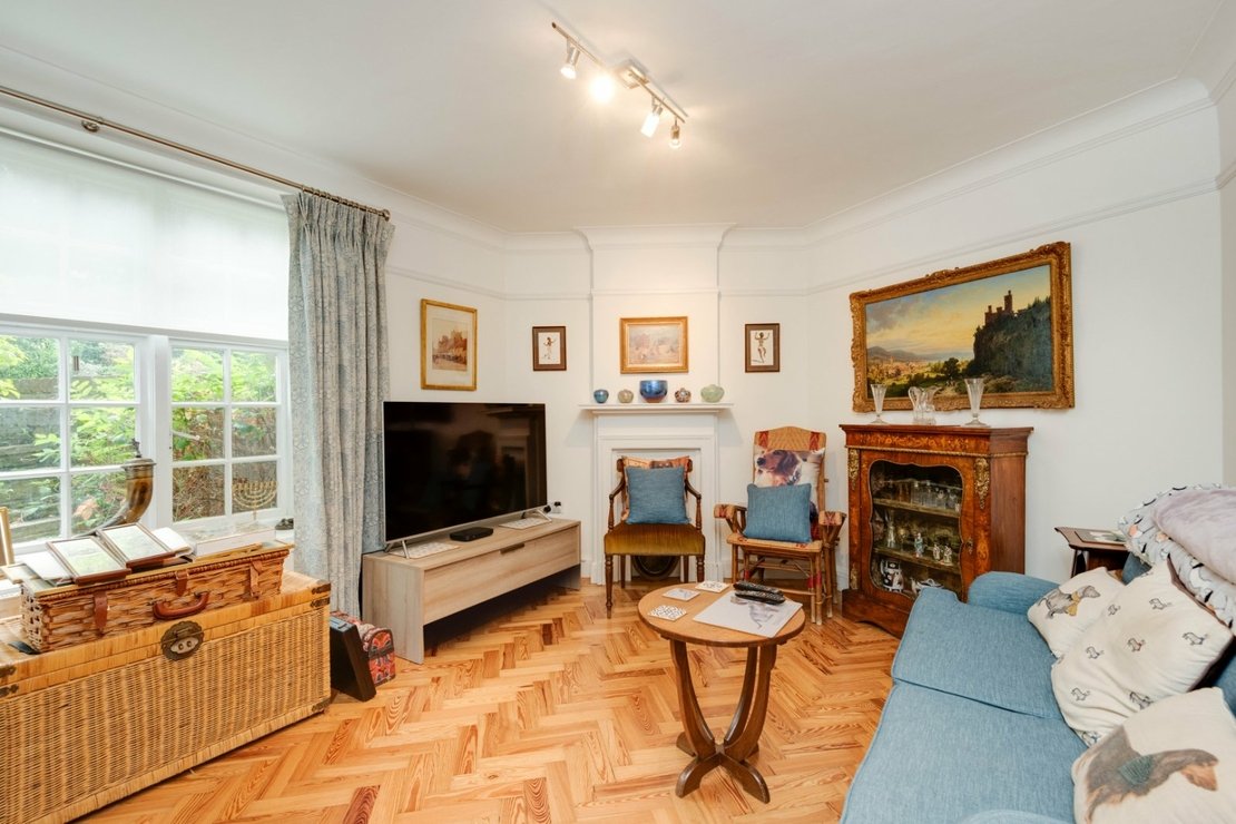 3 bedroom Flat for sale in Heathcroft-view10