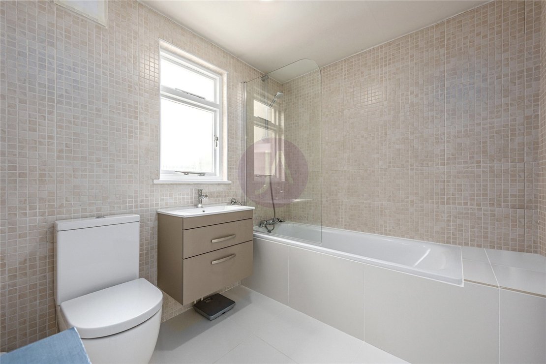 2 bedroom Flat for sale in Hillfield Road-view5