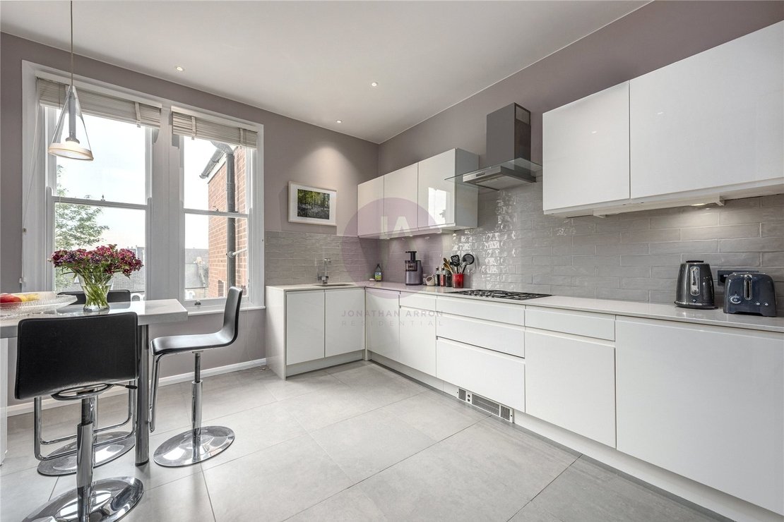 2 bedroom Flat for sale in Hillfield Road-view3