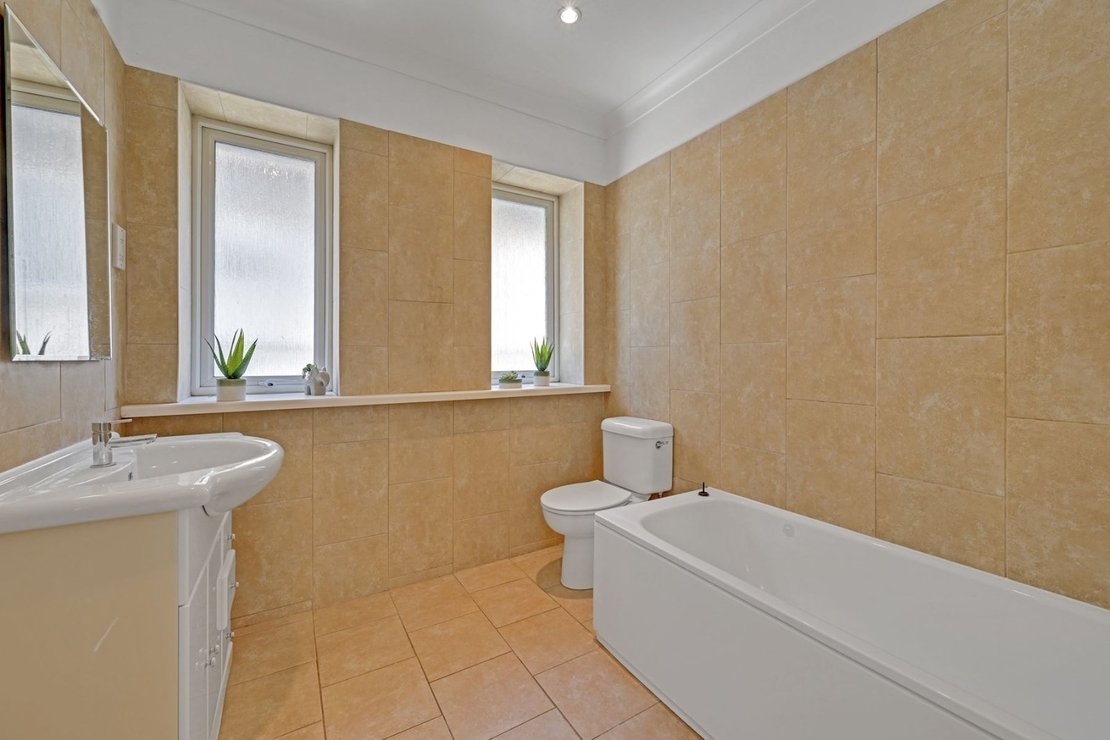 5 bedroom House for sale in Hodford Road-view12