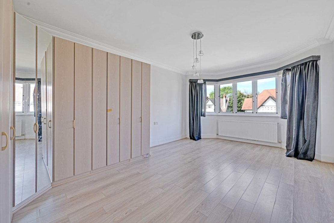 5 bedroom House for sale in Hodford Road-view8