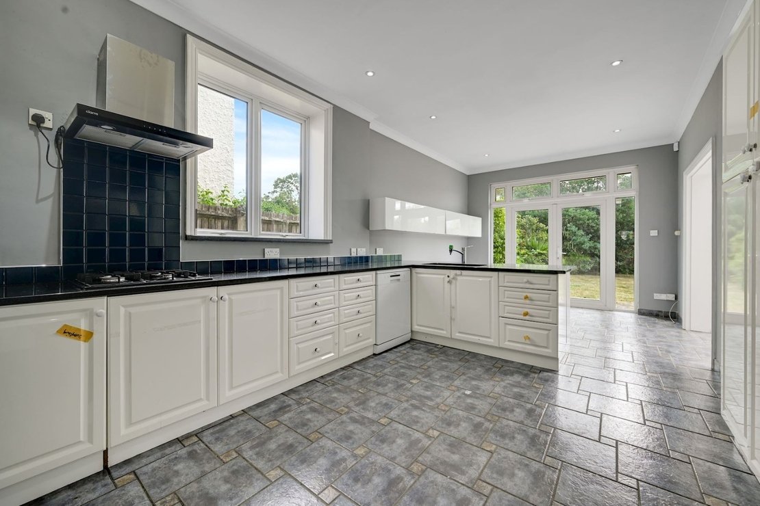 5 bedroom House for sale in Hodford Road-view4