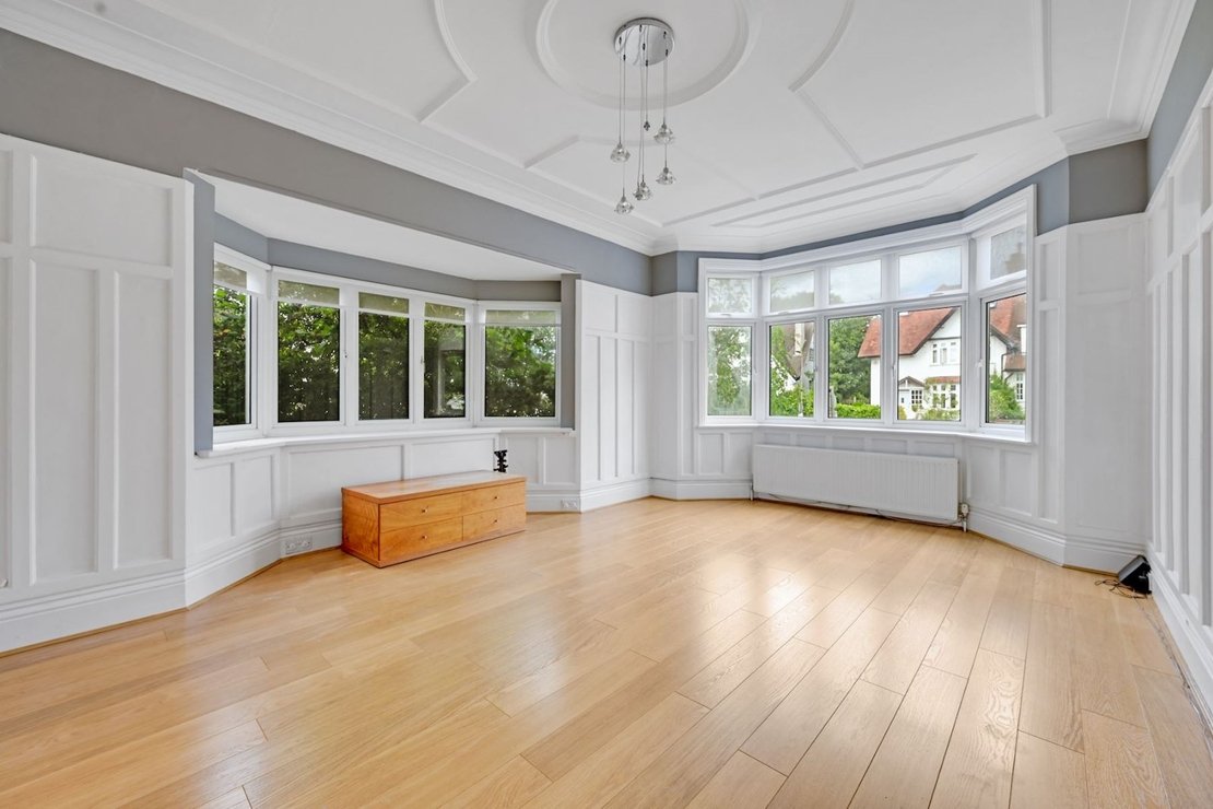 5 bedroom House for sale in Hodford Road-view1