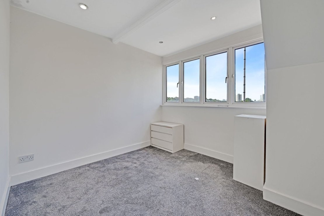 5 bedroom House for sale in Hodford Road-view10