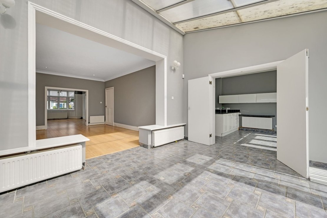 5 bedroom House for sale in Hodford Road-view3
