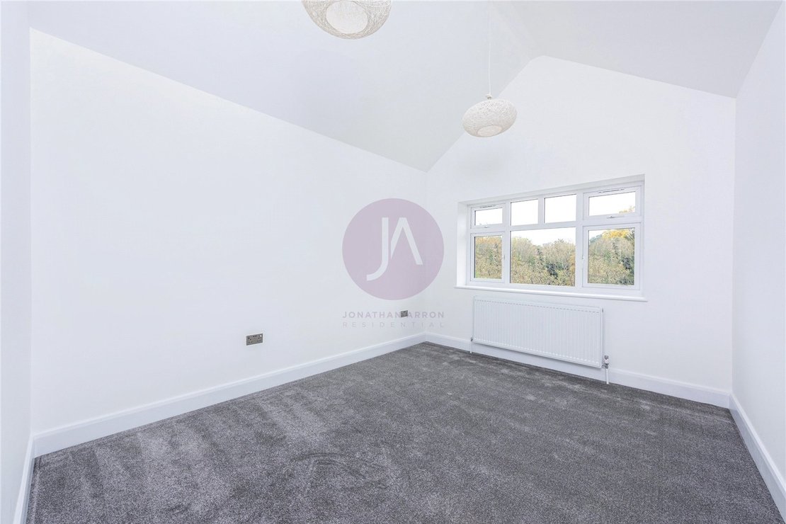 2 bedroom Maisonette for sale in Holders Hill Road-view4