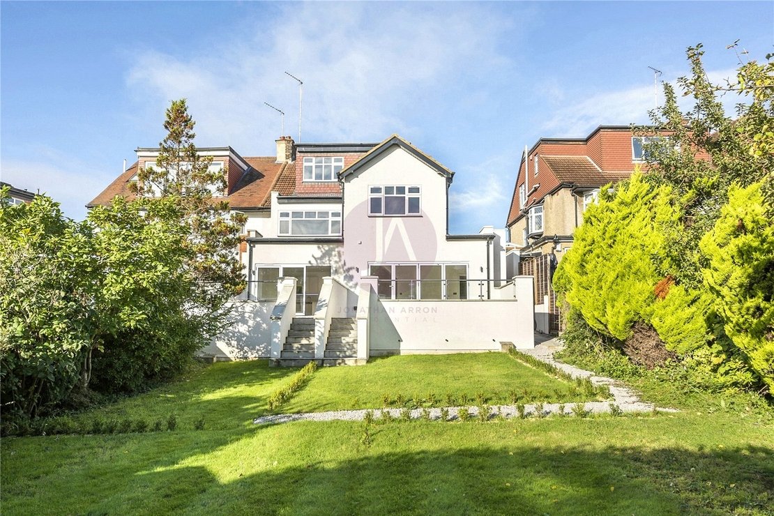 2 bedroom Flat for sale in Holders Hill Road-view10