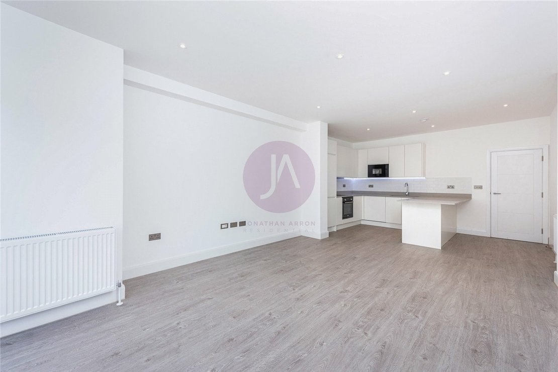 2 bedroom Flat for sale in Holders Hill Road-view8