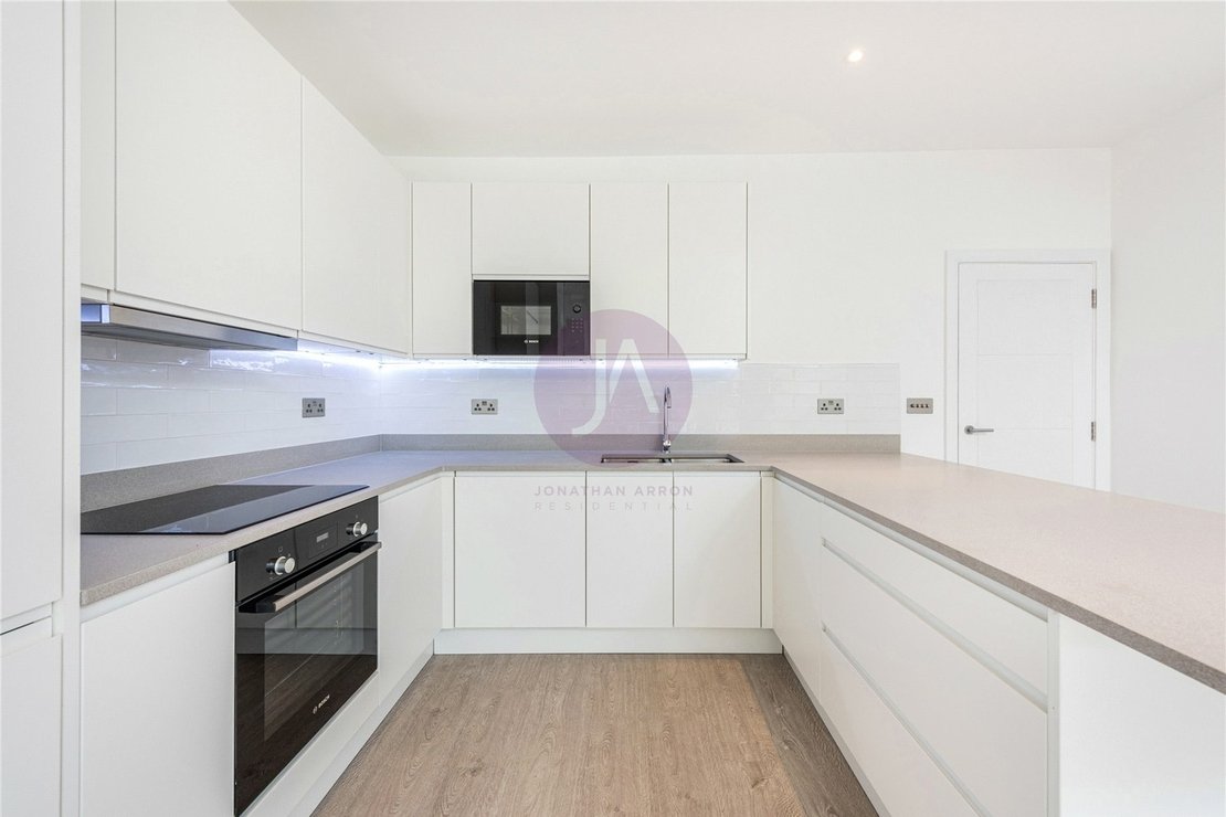 2 bedroom Flat for sale in Holders Hill Road-view9