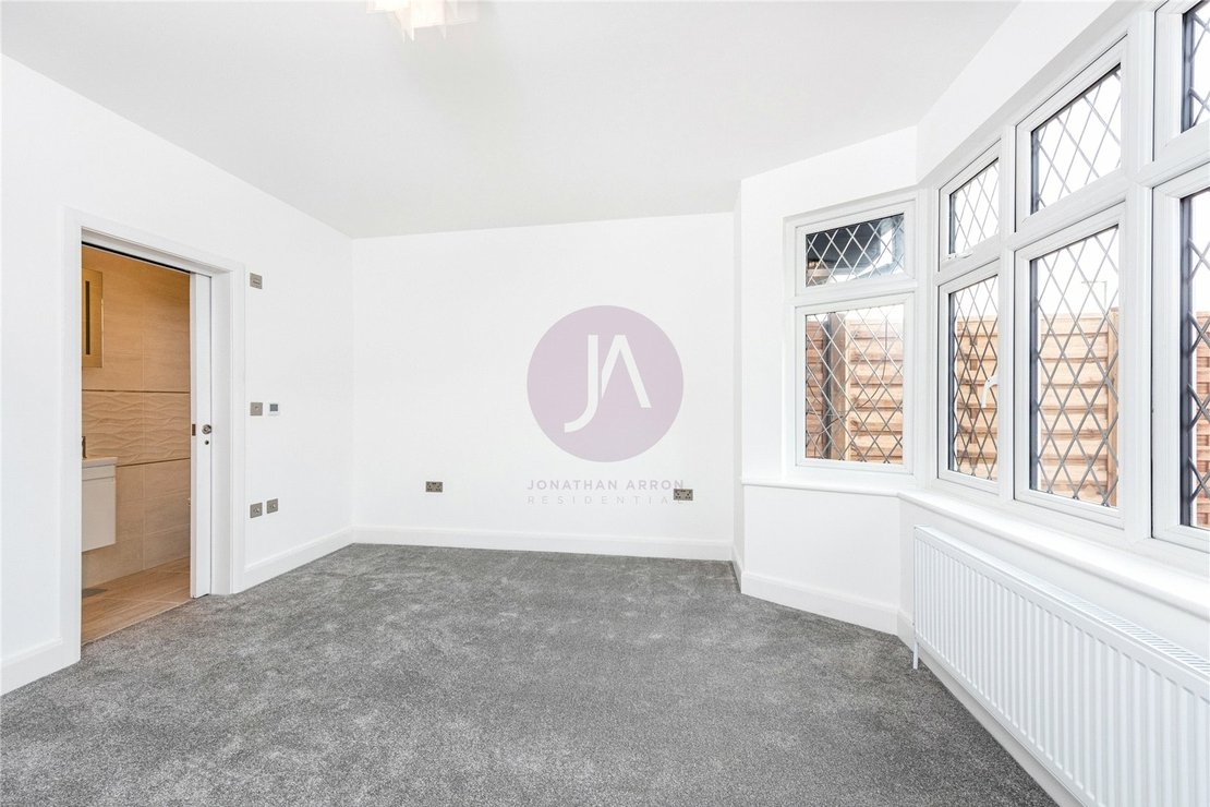 2 bedroom Flat for sale in Holders Hill Road-view6