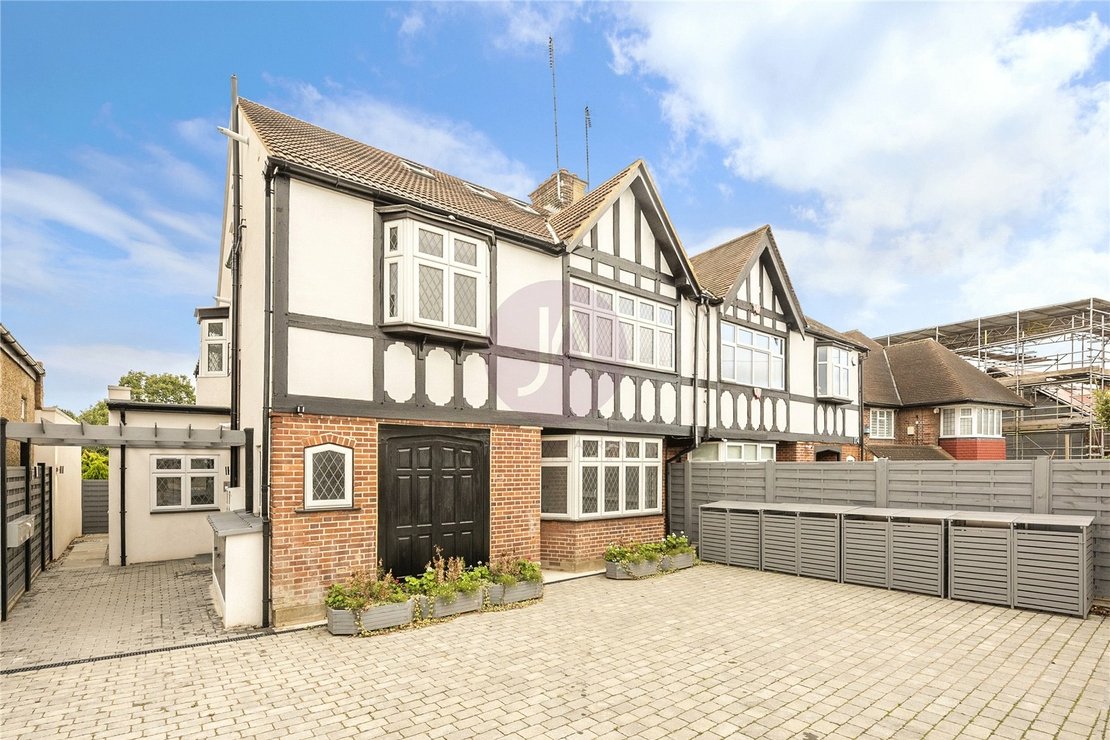 2 bedroom Flat for sale in Holders Hill Road-view3