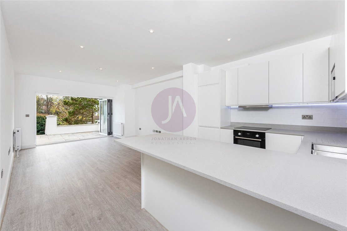 2 bedroom Flat for sale in Holders Hill Road-view1