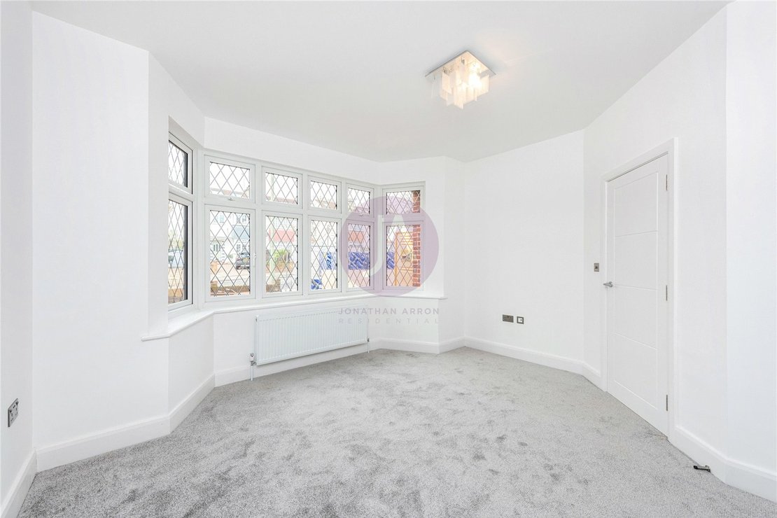 2 bedroom Flat for sale in Holders Hill Road-view4