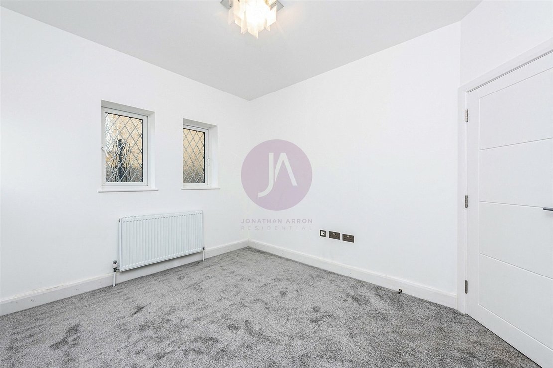 2 bedroom Flat for sale in Holders Hill Road-view7