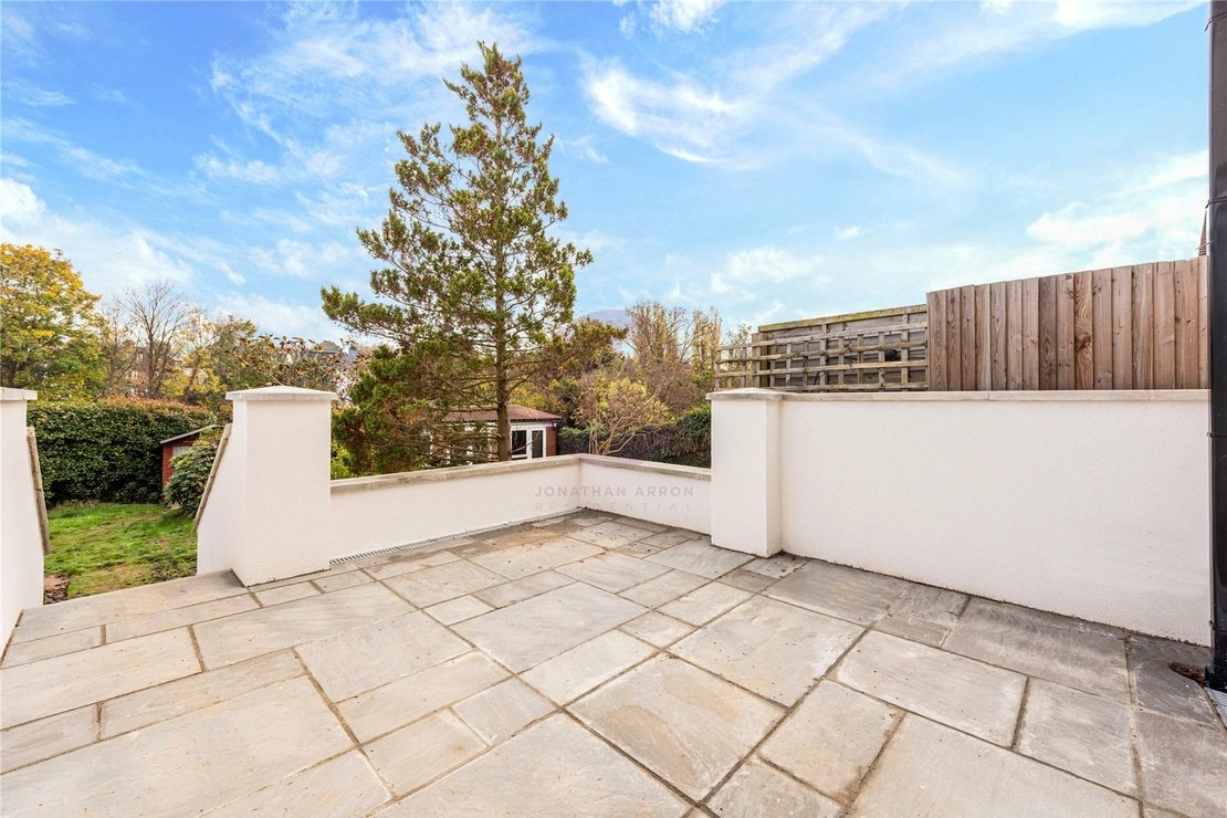 2 bedroom Flat for sale in Holders Hill Road-view2