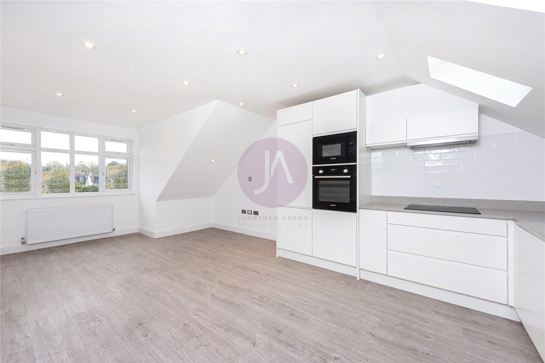 1 bedroom Flat for sale in Holders Hill Road-view2