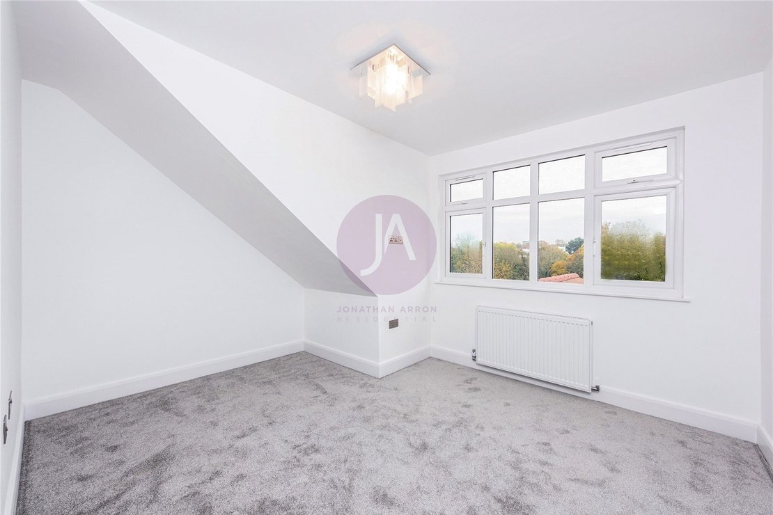 1 bedroom Flat for sale in Holders Hill Road-view3