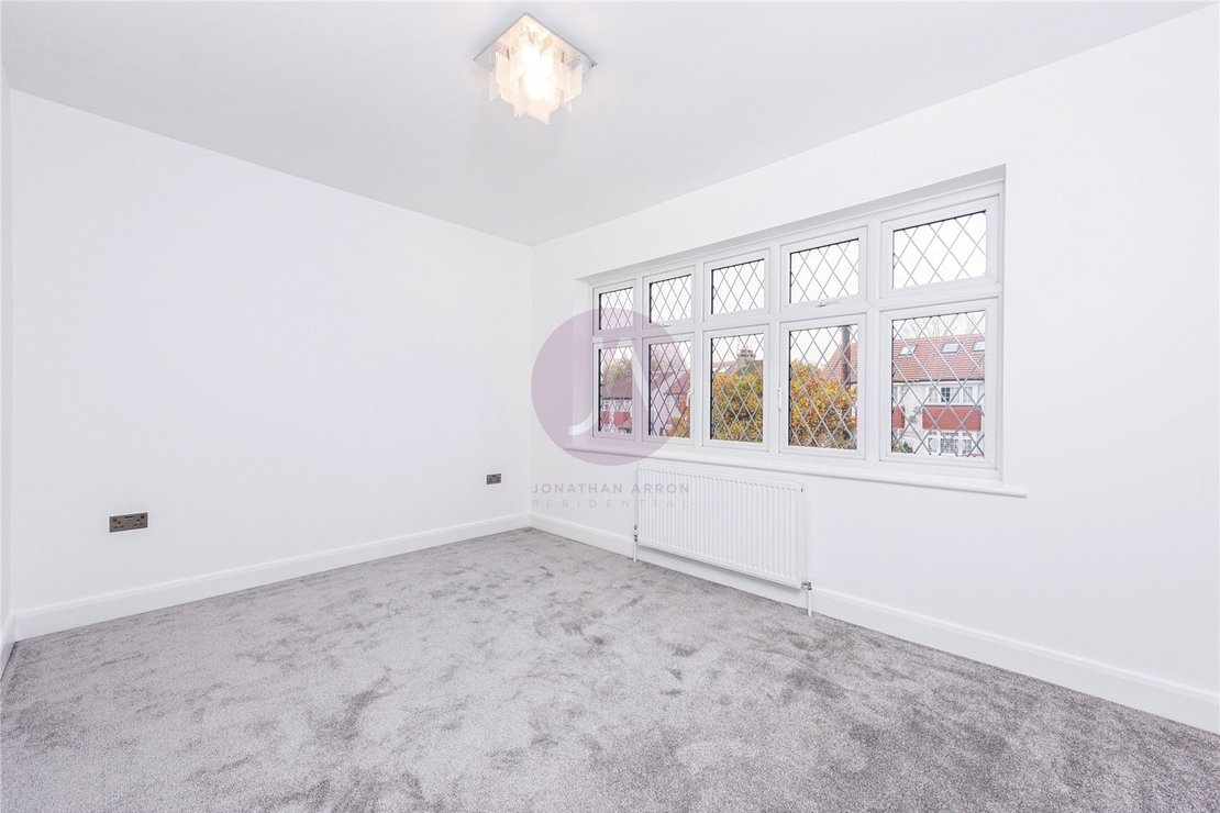 2 bedroom Flat for sale in Holders Hill Road-view4
