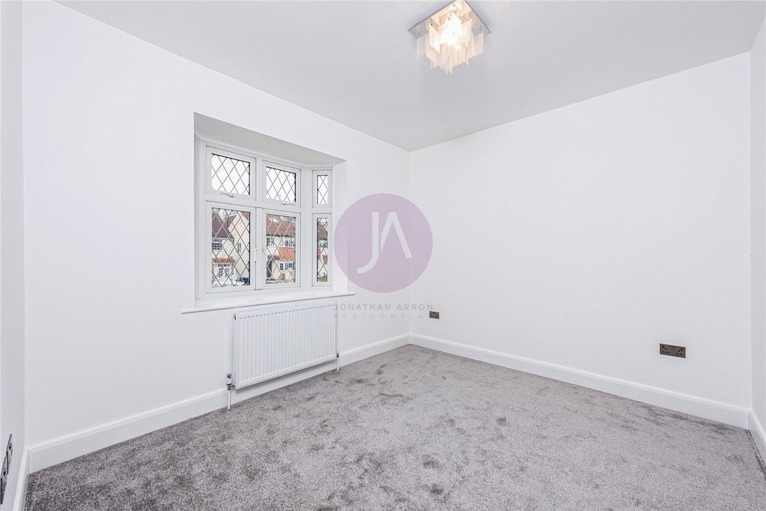 2 bedroom Flat for sale in Holders Hill Road-view6