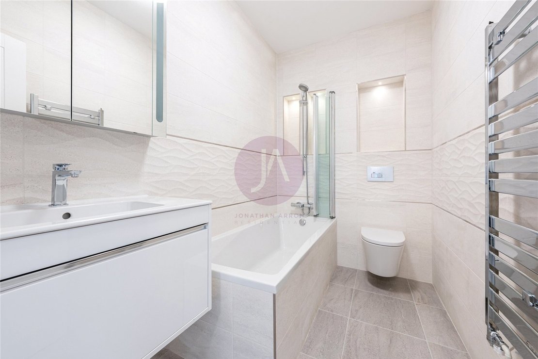 2 bedroom Flat for sale in Holders Hill Road-view5