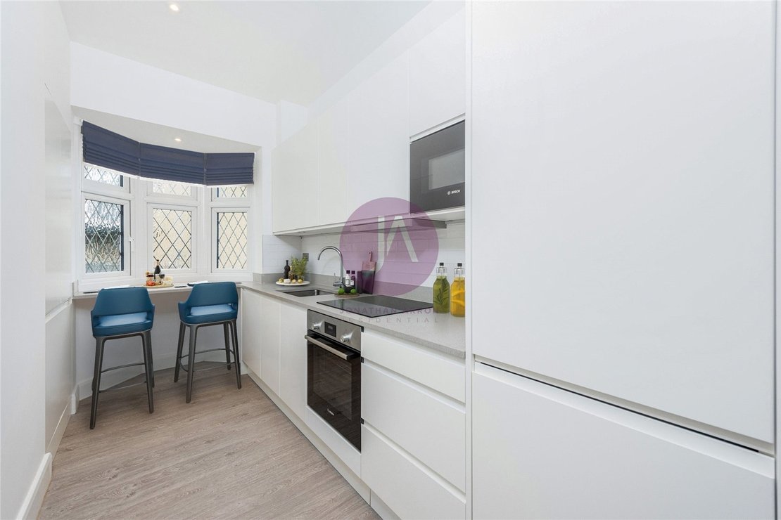 2 bedroom Flat for sale in Holders Hill Road-view3