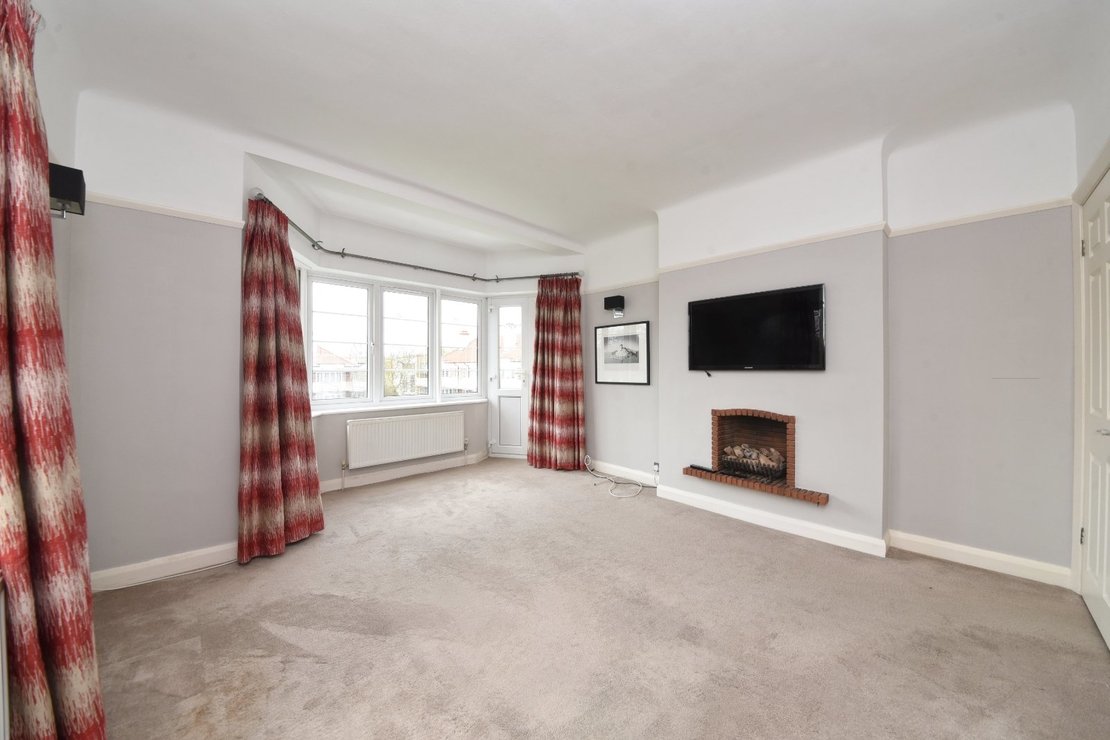 3 bedroom Flat for sale in Hollywood Court-view4