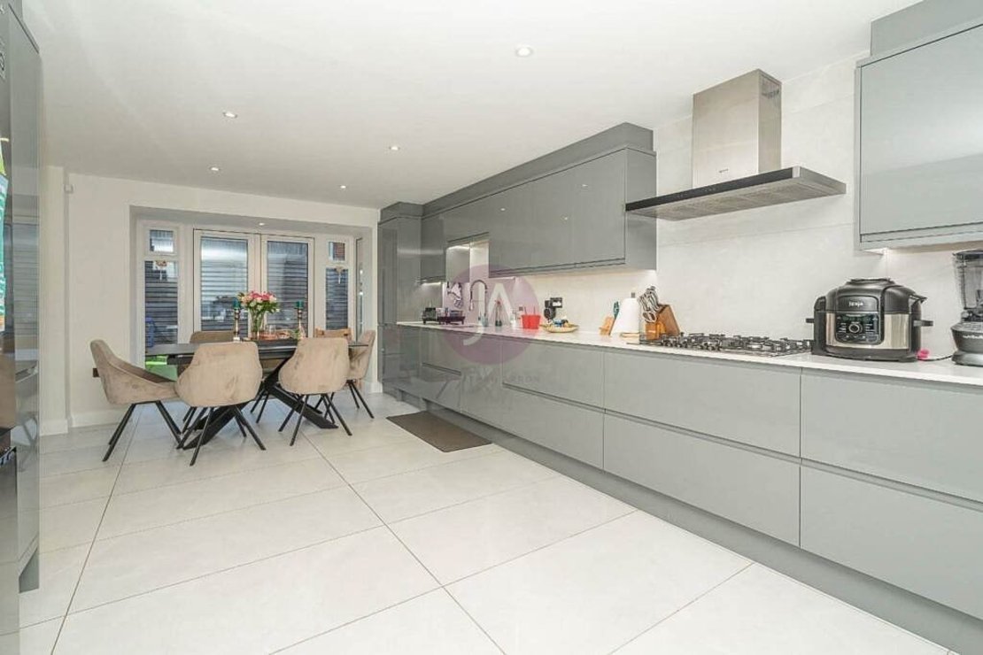 4 bedroom House for sale in Hubert Crescent-view4