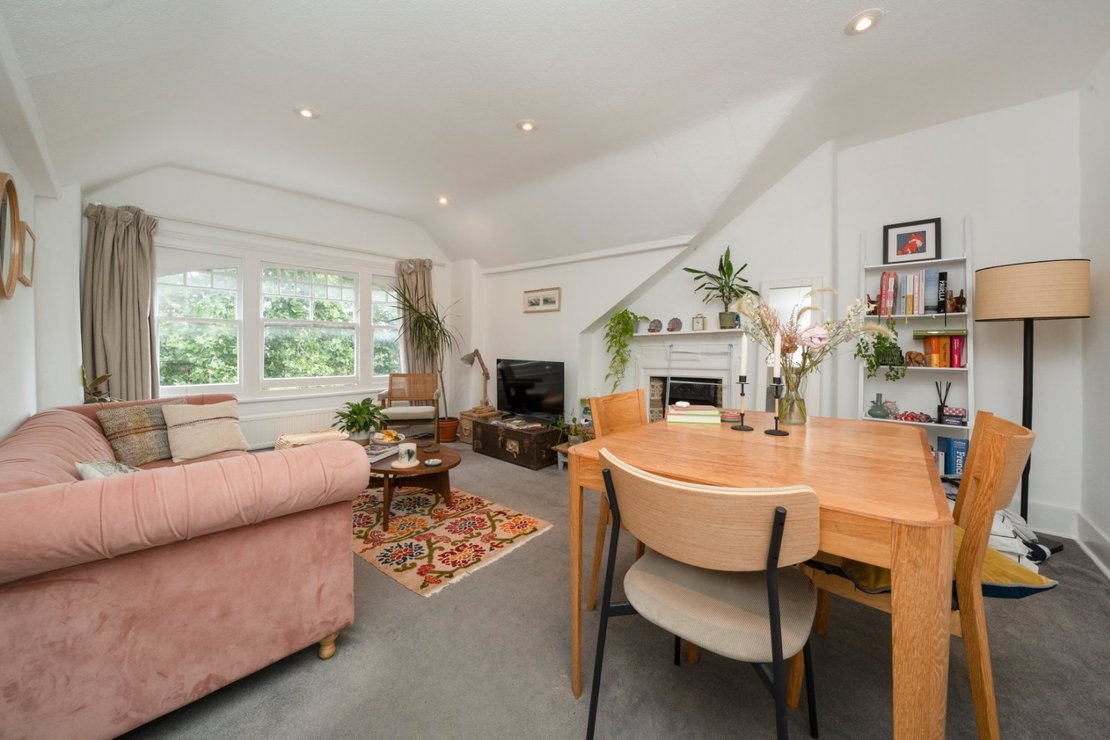 2 bedroom Flat for sale in Jacksons Lane-view1