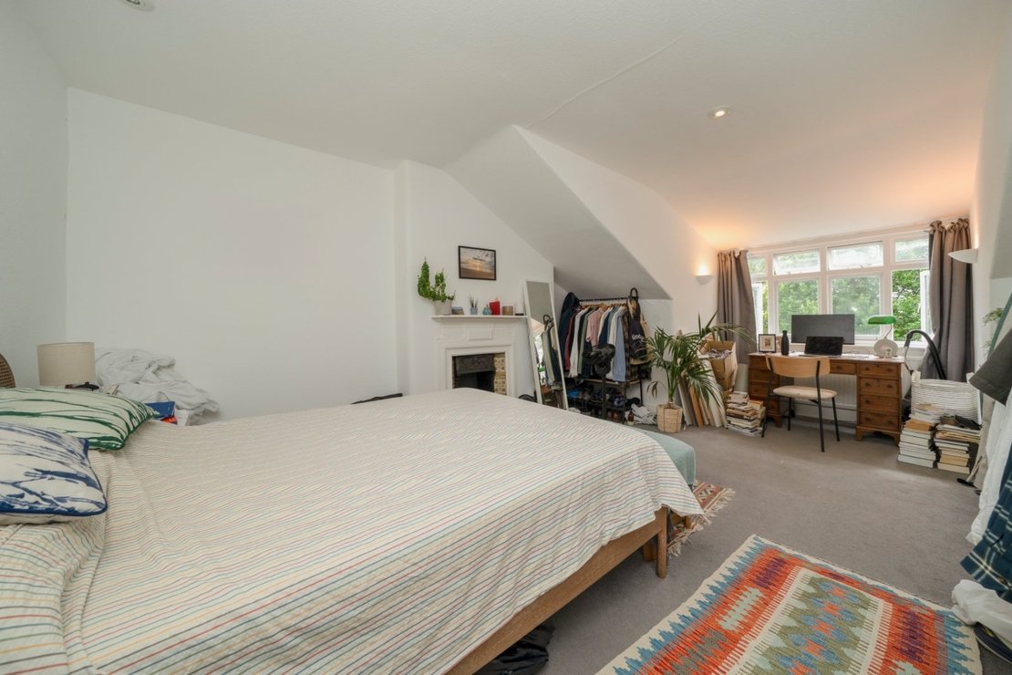 2 bedroom Flat for sale in Jacksons Lane-view4
