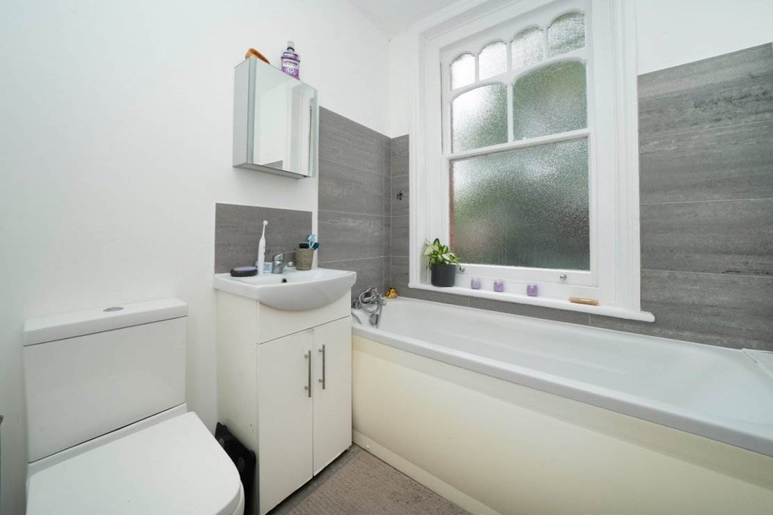 2 bedroom Flat for sale in Jacksons Lane-view5