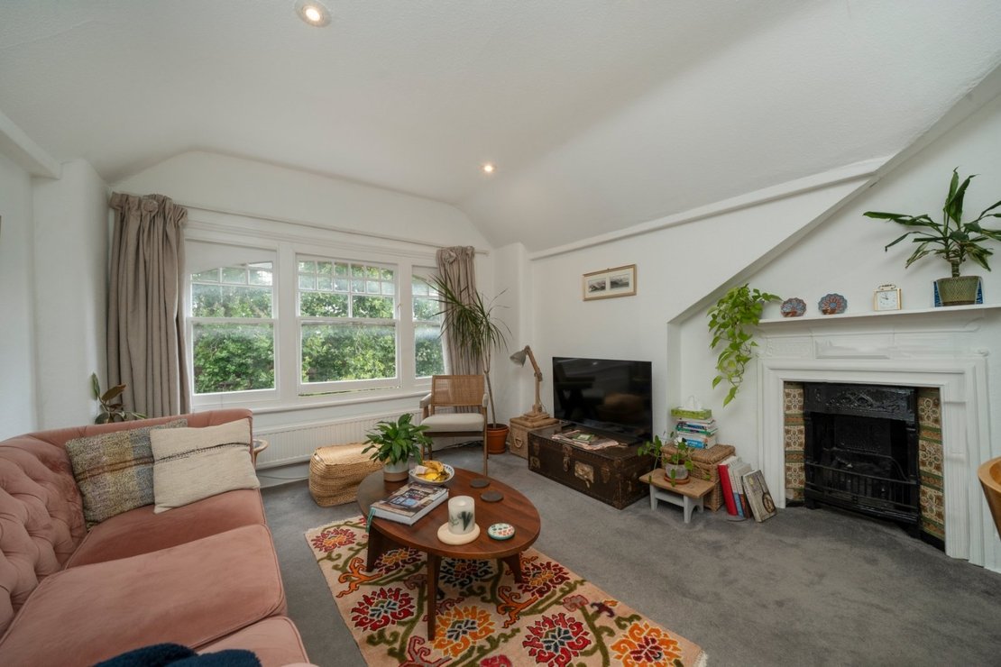 2 bedroom Flat for sale in Jacksons Lane-view2