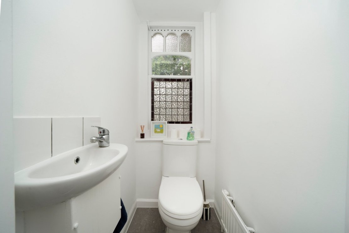 2 bedroom Flat for sale in Jacksons Lane-view8