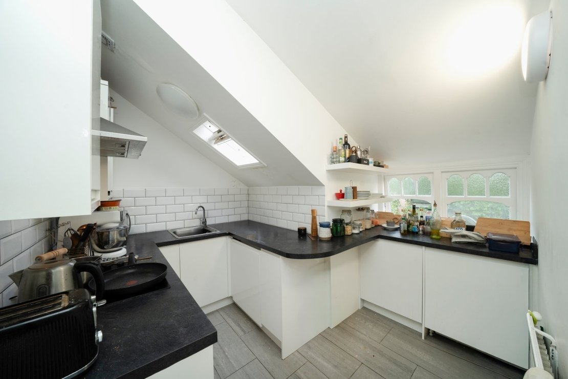 2 bedroom Flat for sale in Jacksons Lane-view3
