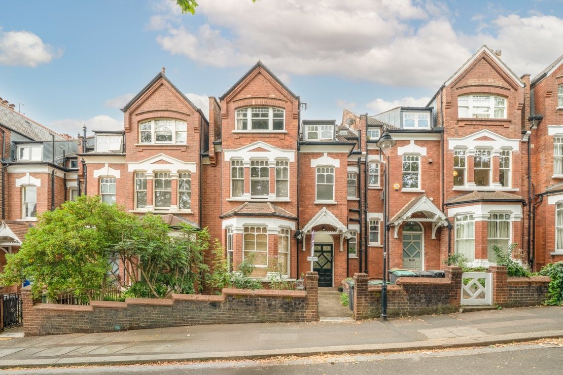 1 bedroom Flat for sale in Jacksons Lane-view2
