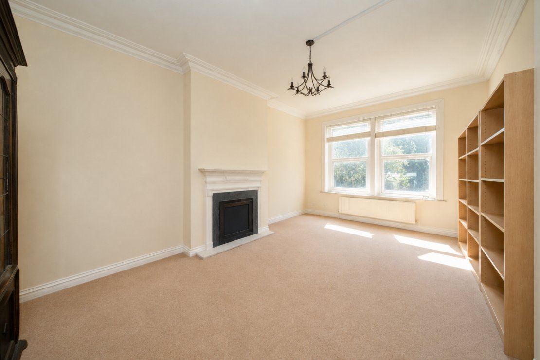 1 bedroom Flat for sale in Jacksons Lane-view1