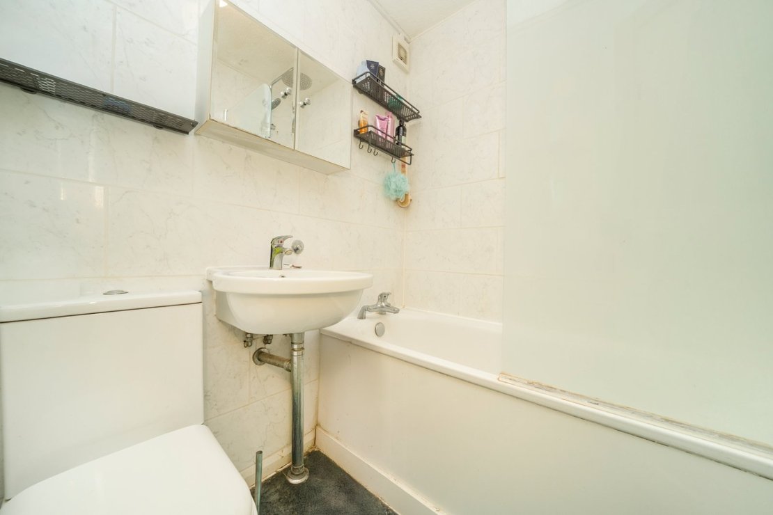 1 bedroom Flat for sale in Jacksons Lane-view5
