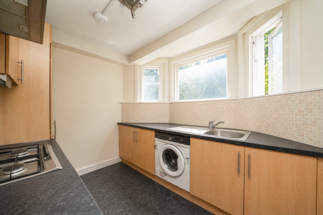 1 bedroom Flat for sale in Jacksons Lane-view3
